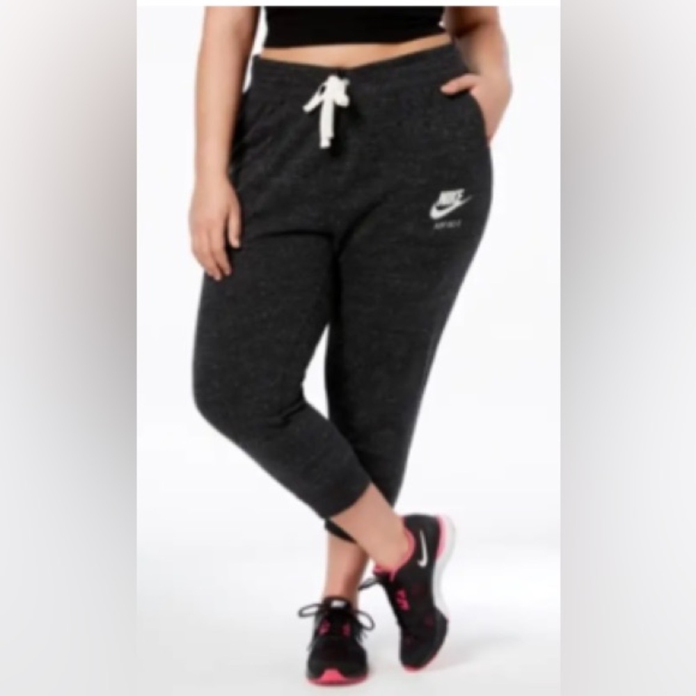 Nike – Vintage Gym Jogger Capris (Plus Size)